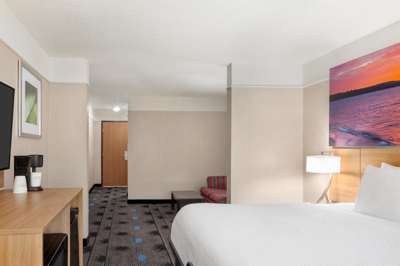 Days Inn By Wyndham Kansas City International Airport Buitenkant foto