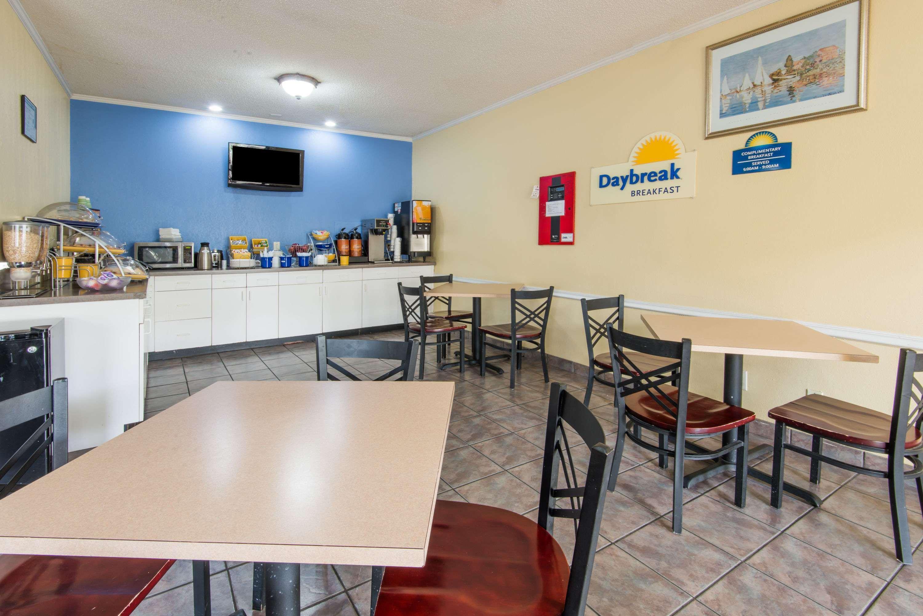 Days Inn By Wyndham Kansas City International Airport Buitenkant foto