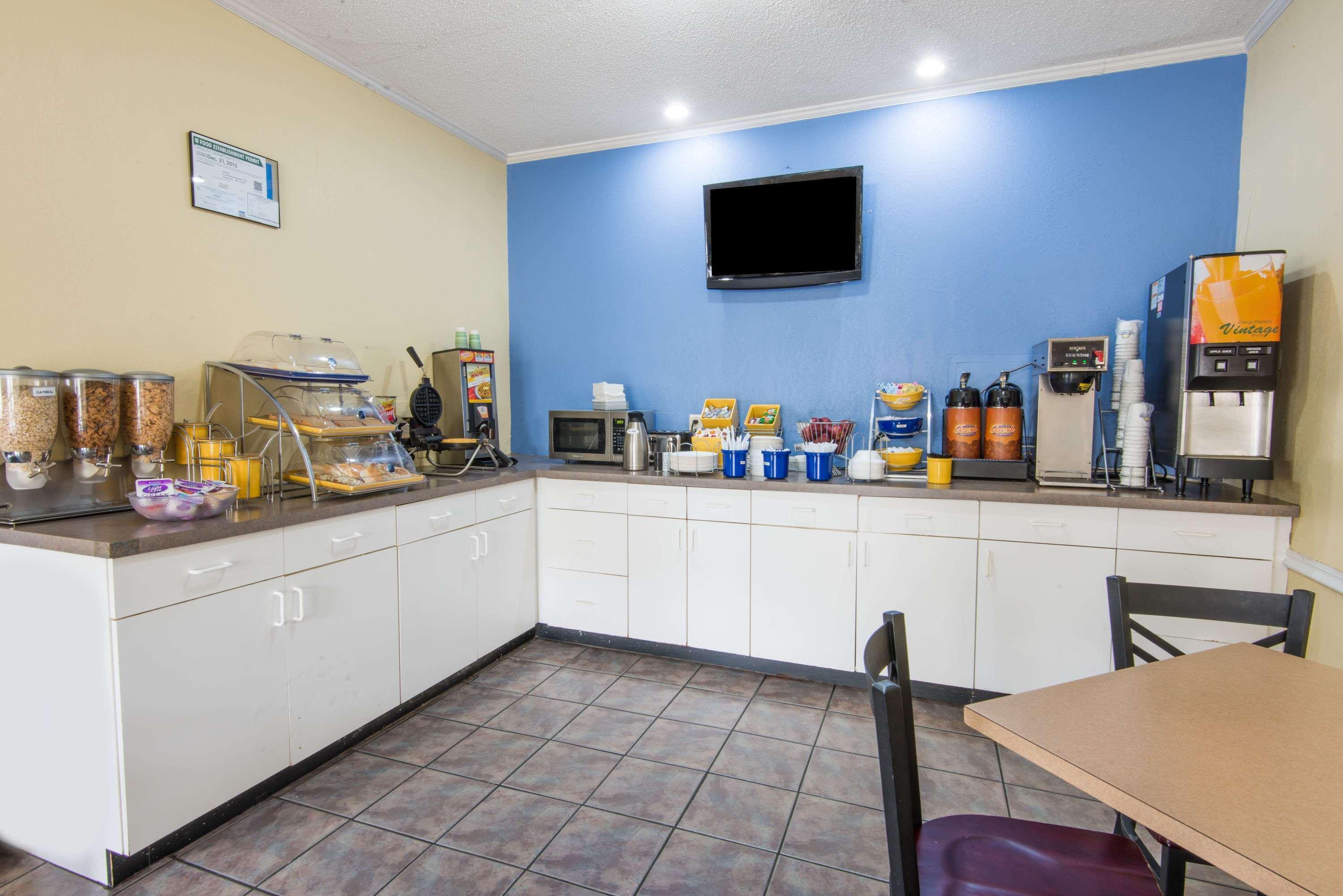 Days Inn By Wyndham Kansas City International Airport Buitenkant foto