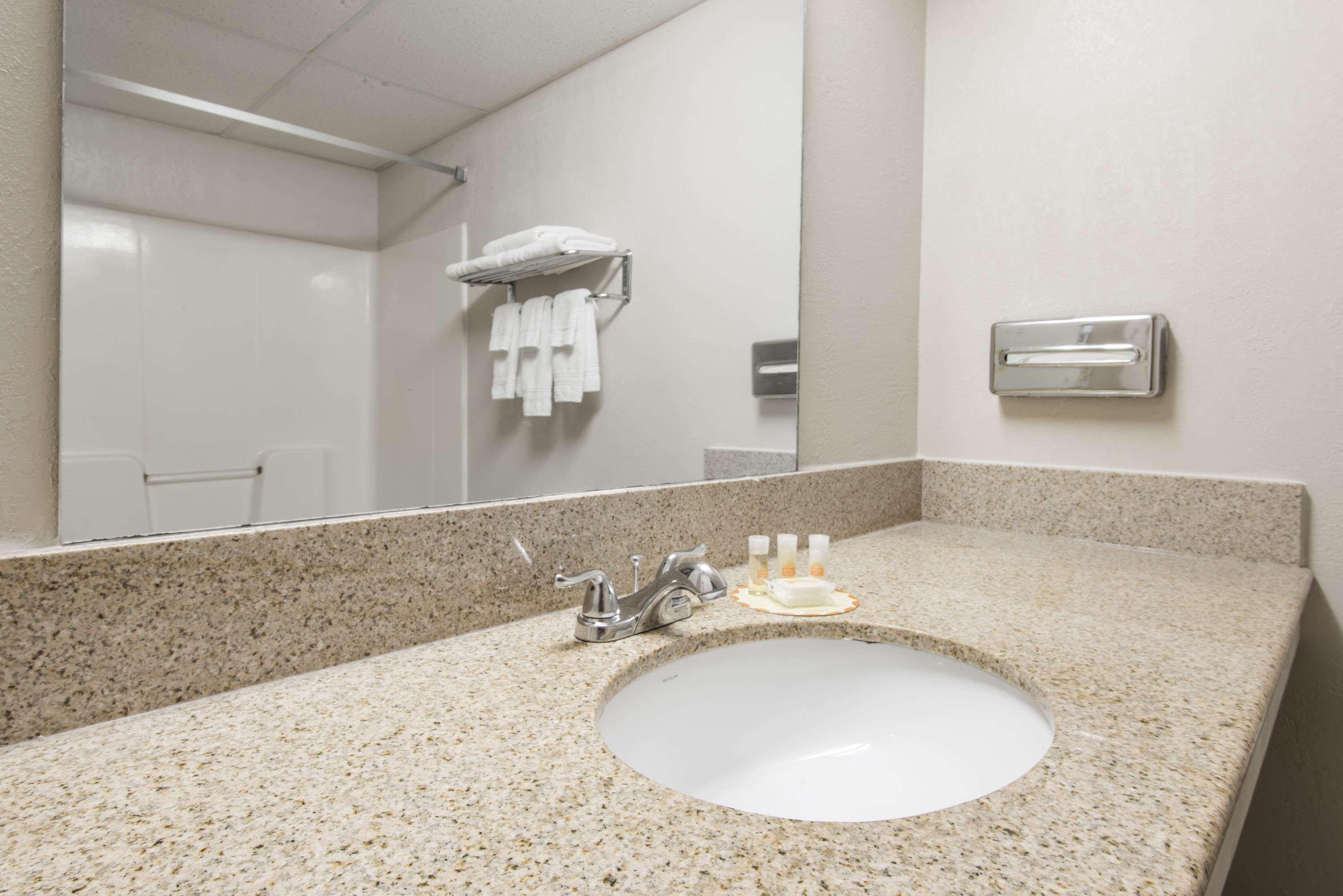 Days Inn By Wyndham Kansas City International Airport Buitenkant foto
