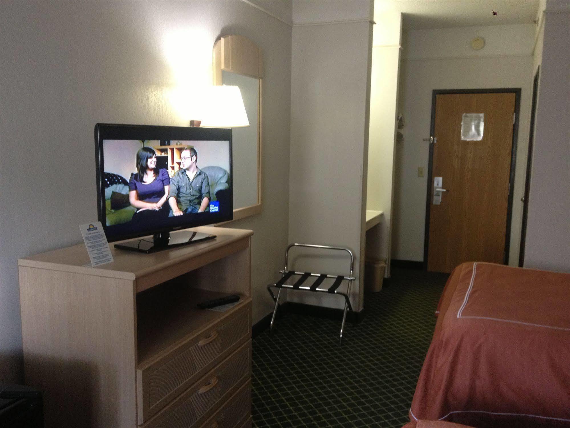 Days Inn By Wyndham Kansas City International Airport Buitenkant foto